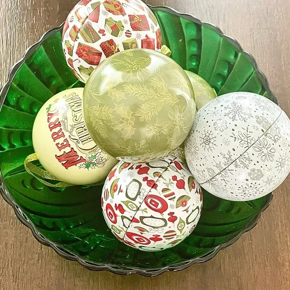 🤶🏻SOLD🤶🏻 Set of six refillable metal Christmas ornaments 3" Diameter - Picture 3 of 3